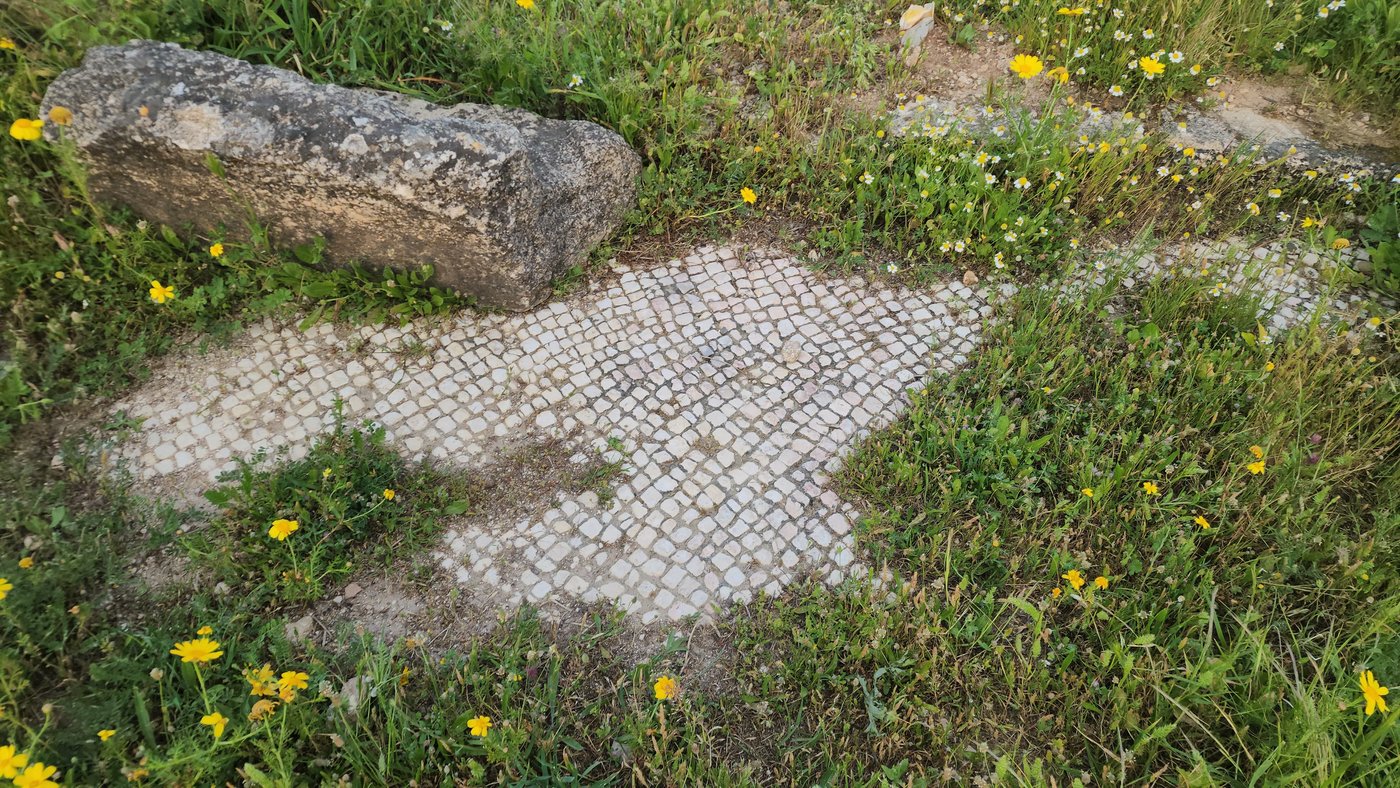 בית גאים יסח השם. שרידי המבנה הנוצרי בחירבת כפר רות