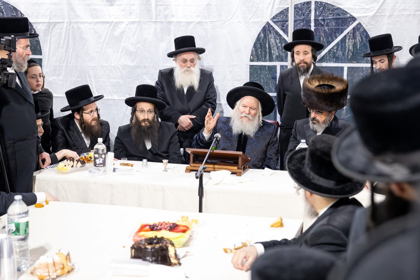 בעל האכסניא הכניס ספר תורה - האדמו"ר טרח והגיע במיוחד