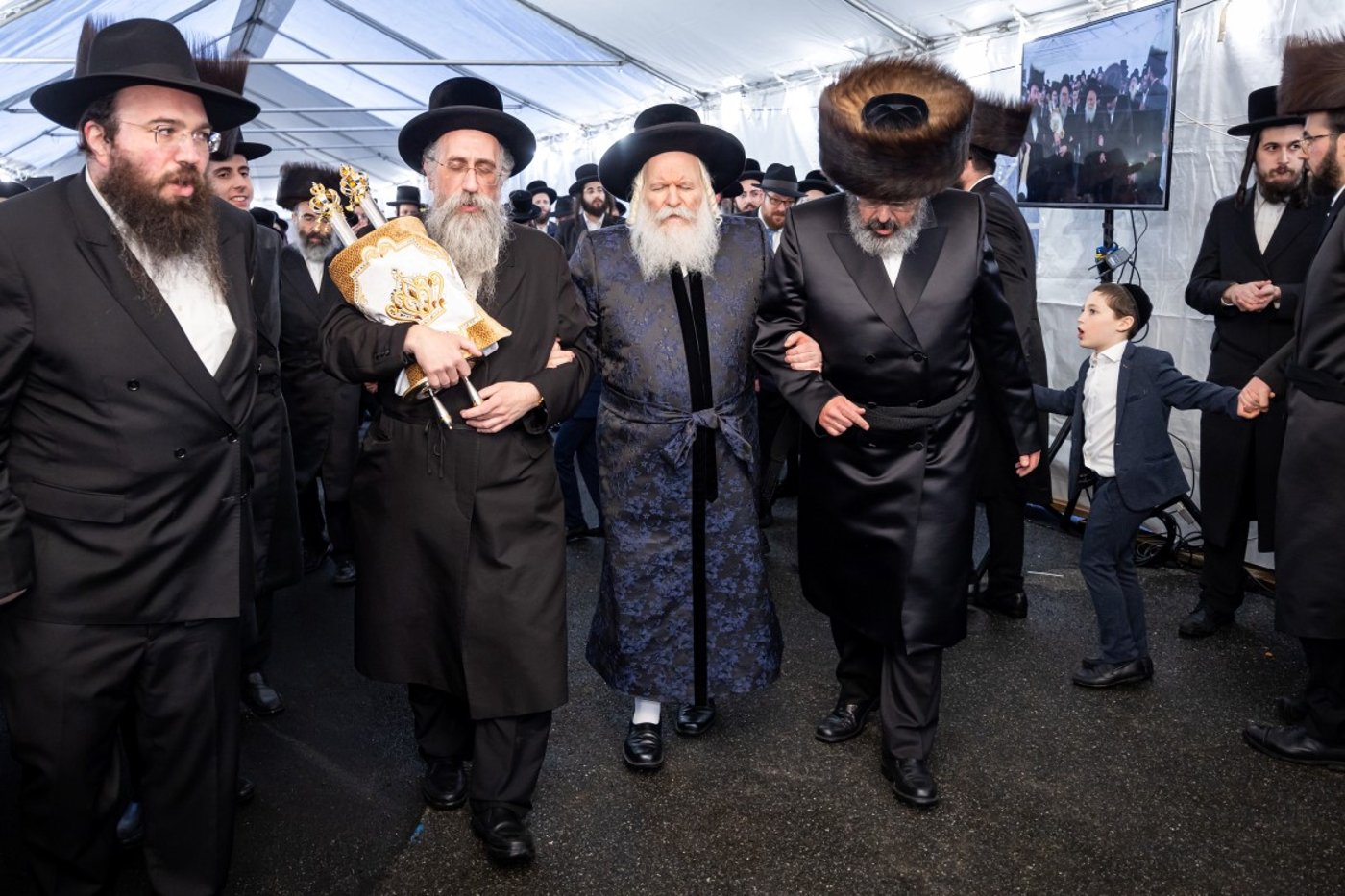 בעל האכסניא הכניס ספר תורה - האדמו"ר טרח והגיע במיוחד