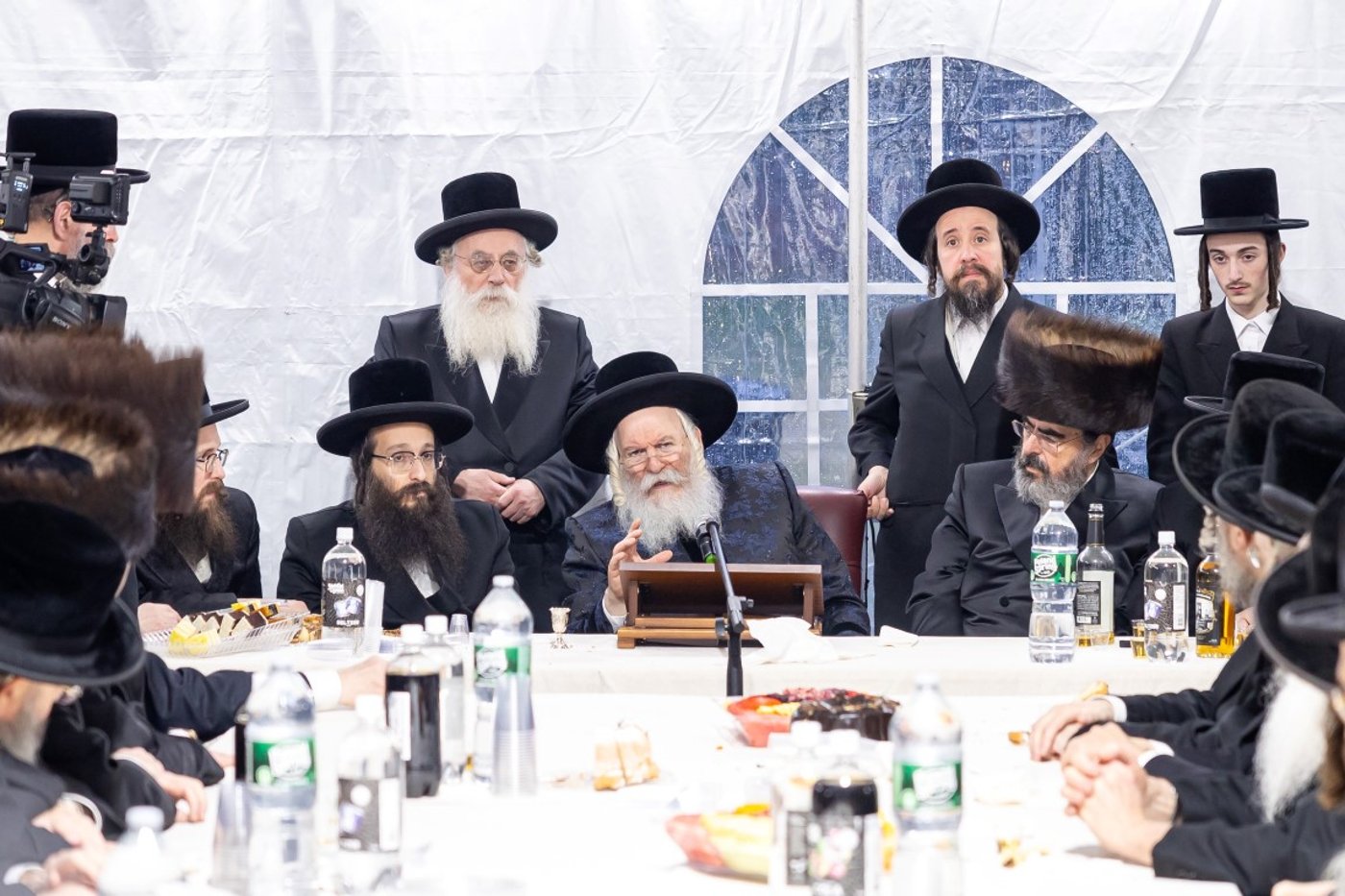 בעל האכסניא הכניס ספר תורה - האדמו"ר טרח והגיע במיוחד