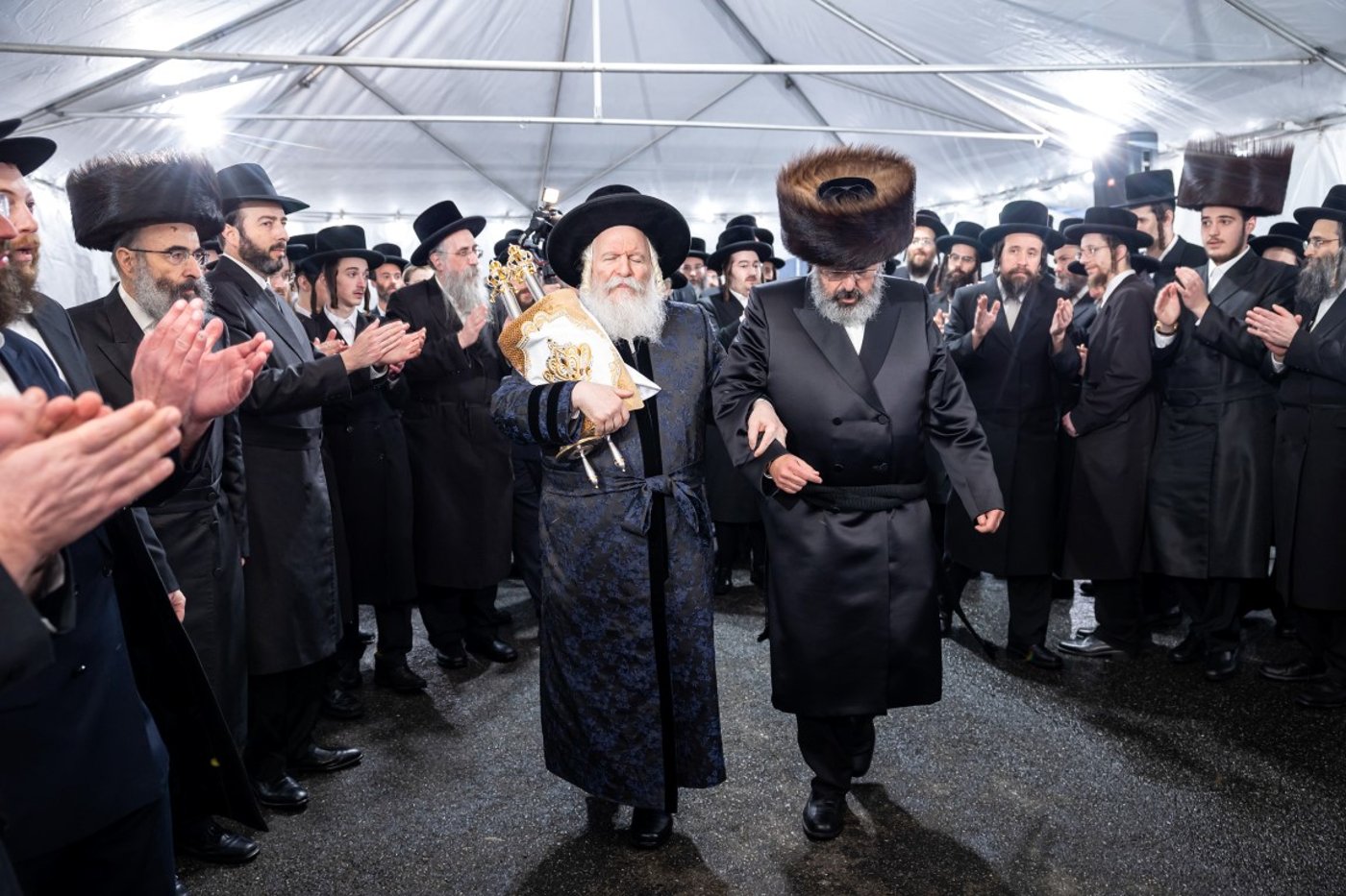 בעל האכסניא הכניס ספר תורה - האדמו"ר טרח והגיע במיוחד