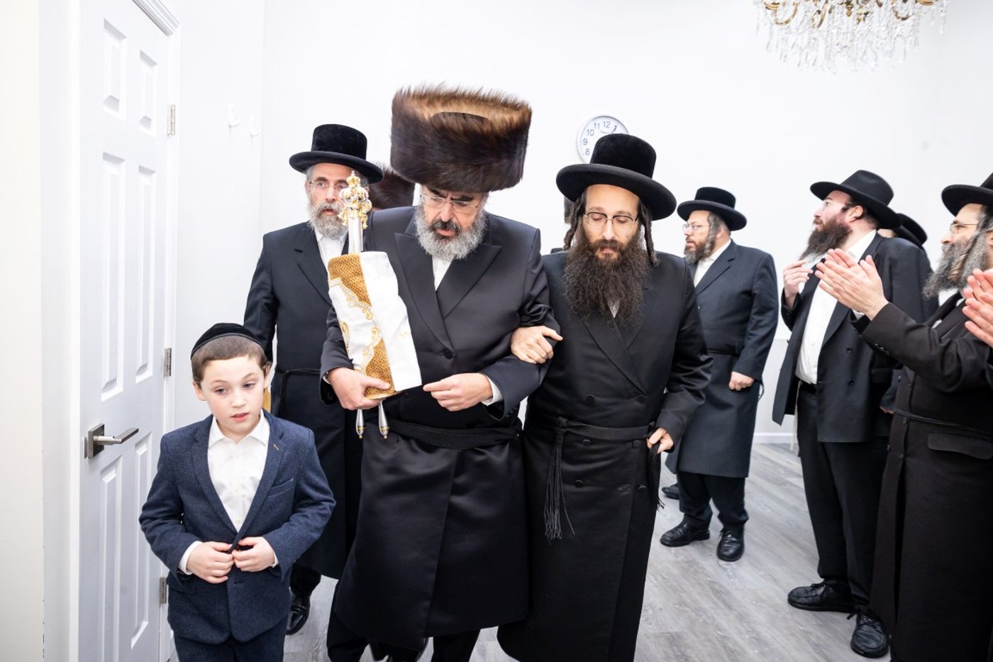 בעל האכסניא הכניס ספר תורה - האדמו"ר טרח והגיע במיוחד