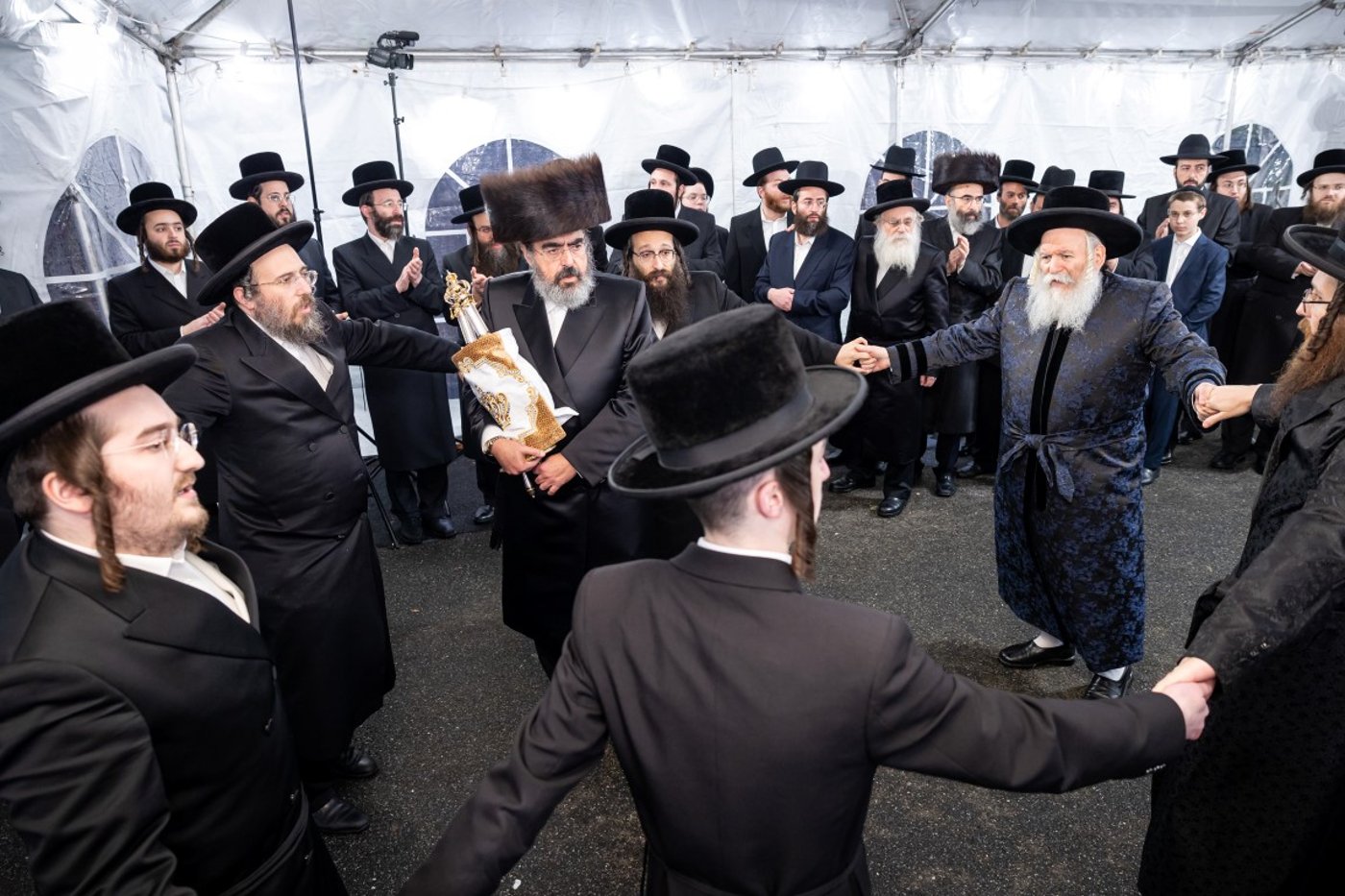 בעל האכסניא הכניס ספר תורה - האדמו"ר טרח והגיע במיוחד