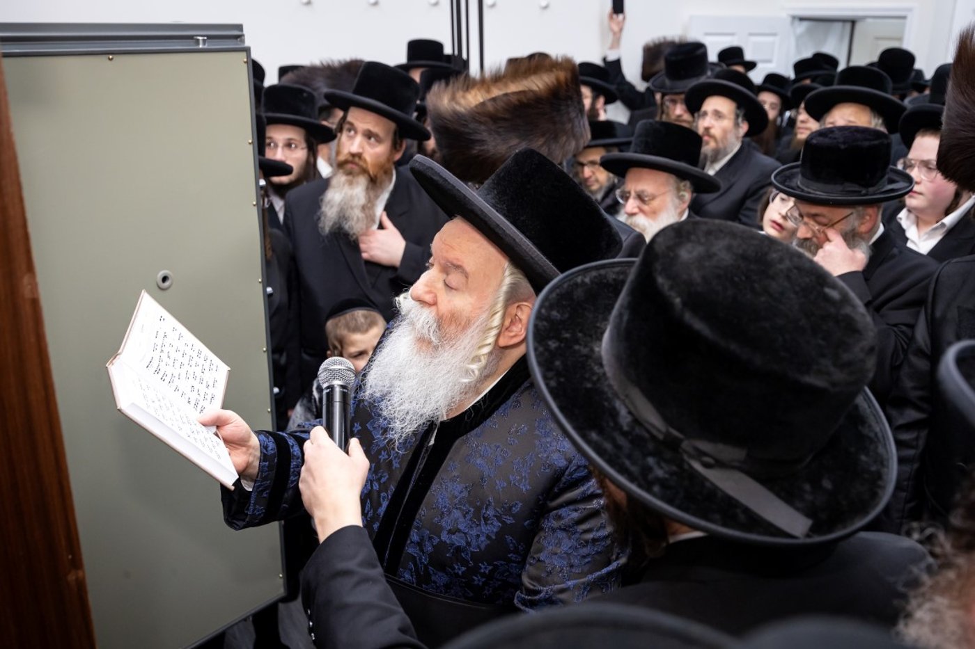 בעל האכסניא הכניס ספר תורה - האדמו"ר טרח והגיע במיוחד
