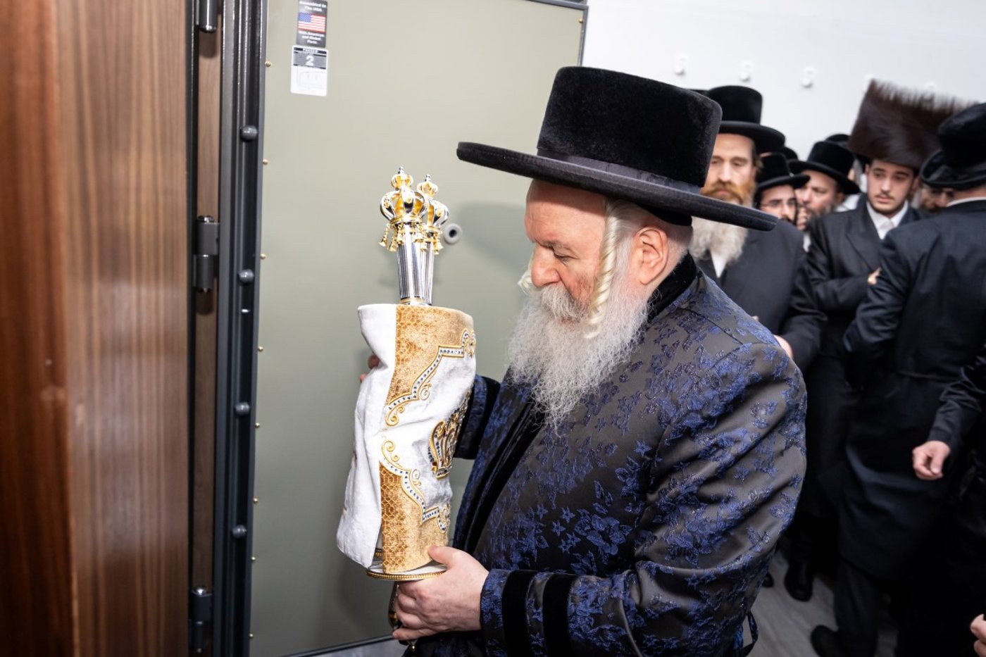 בעל האכסניא הכניס ספר תורה - האדמו"ר טרח והגיע במיוחד