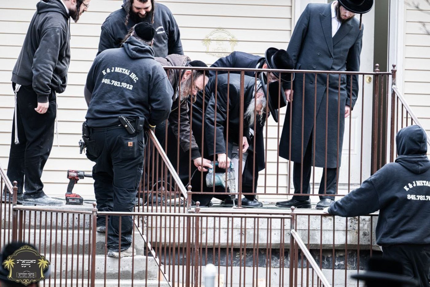 חביבות המצווה: האדמו"ר התקין מעקה באגף החדש בביתו