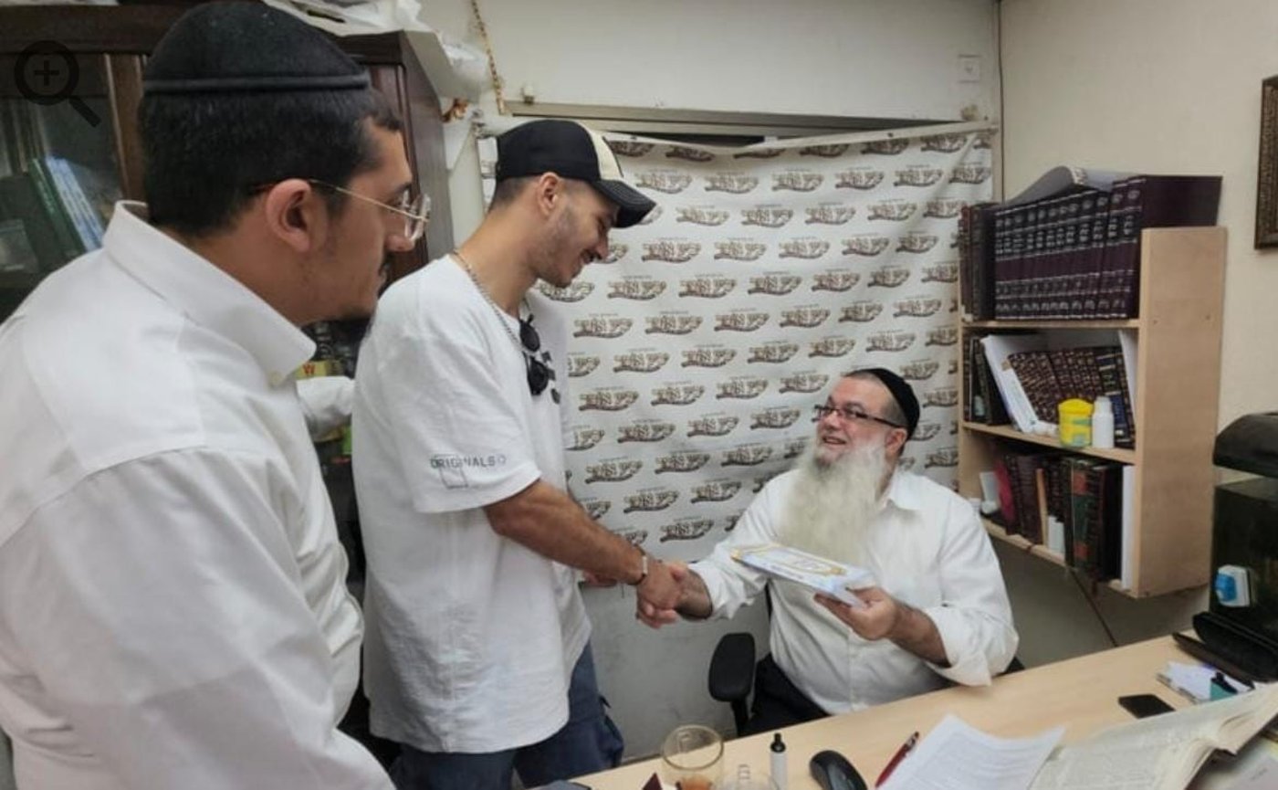בתמונה: בשיעור עם הרב יהונתן פרטוש ומזכה הרבים הגאון רבי יגאל כהן, ראש מוסדות 'יביע אומר'