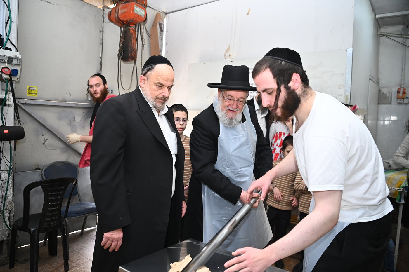 הרב ישראל מאיר לאו באפיית מצות