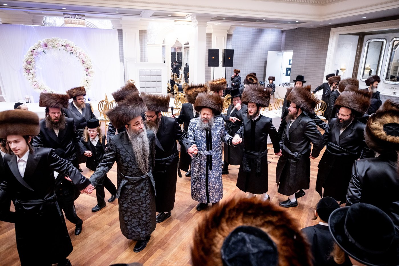 חתונת נכדת האדמו"ר מבאבוב 45: הילדים פיזזו עם הדמיית בית המדרש החדש