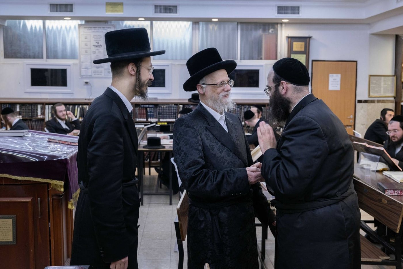 האדמו"ר הסתובב עם בנו בין הלומדים - וחילק בקבוקי יין