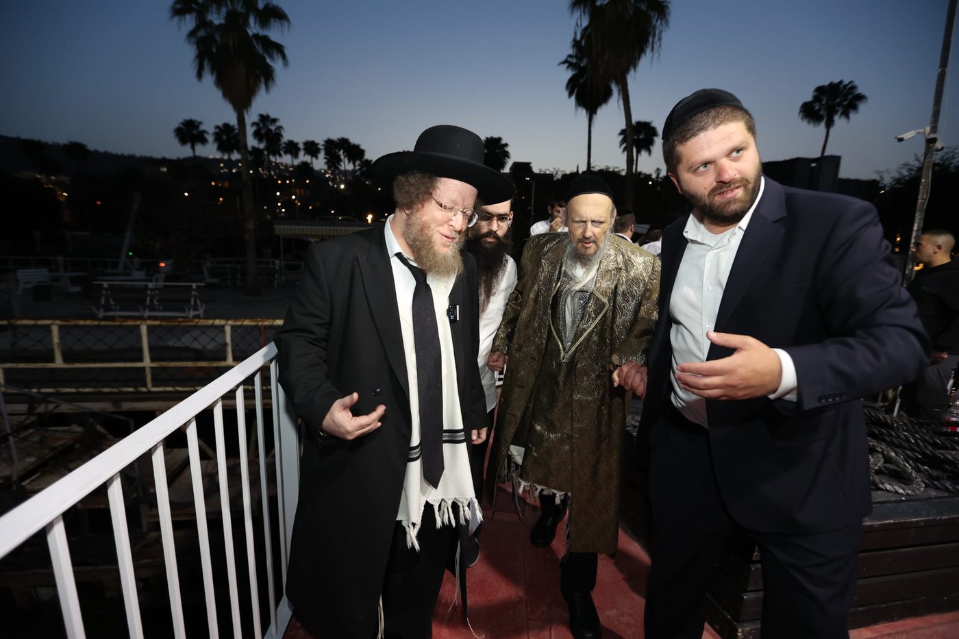 הגרש"ב סורוצקין באפיית מצות במעונו של הגר"ד קוק ותיעוד משאיבת "מים שלנו" ע"י הגר"ד קוק מהכנרת
