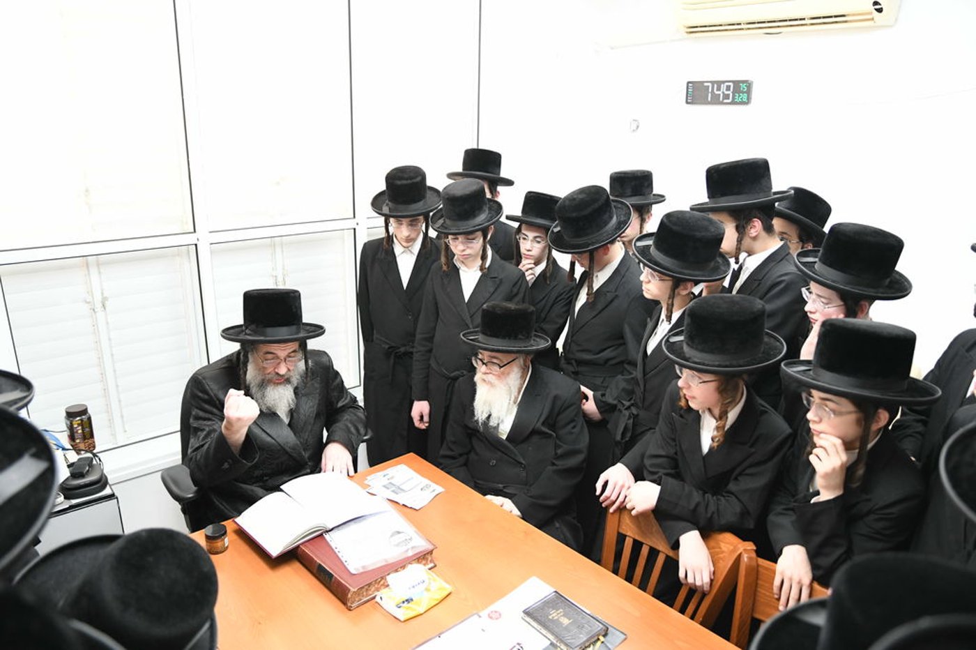 בני החבורה הצעירים עלו למעונו של אב"ד קרית ויז'ניץ