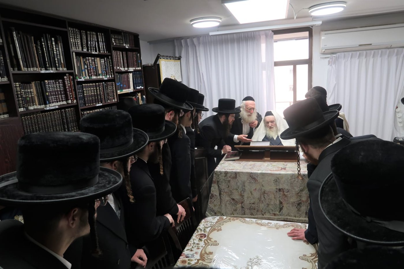 תיעוד: תלמידי ישיבת ערלוי נבחנו על הלכות שבת
