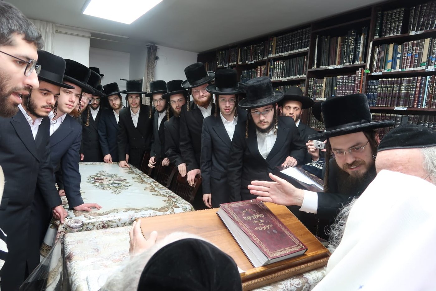 תיעוד: תלמידי ישיבת ערלוי נבחנו על הלכות שבת