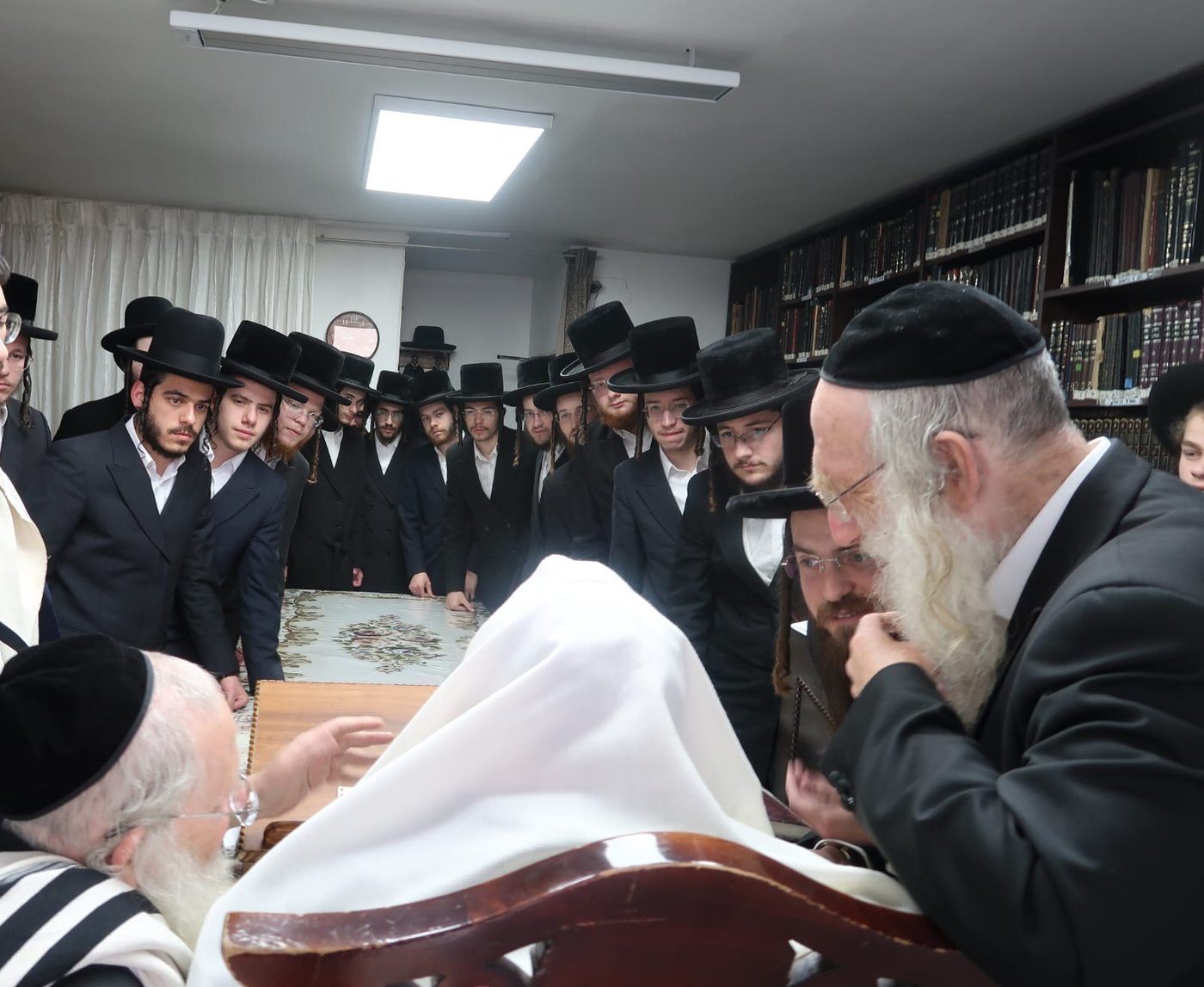 תיעוד: תלמידי ישיבת ערלוי נבחנו על הלכות שבת