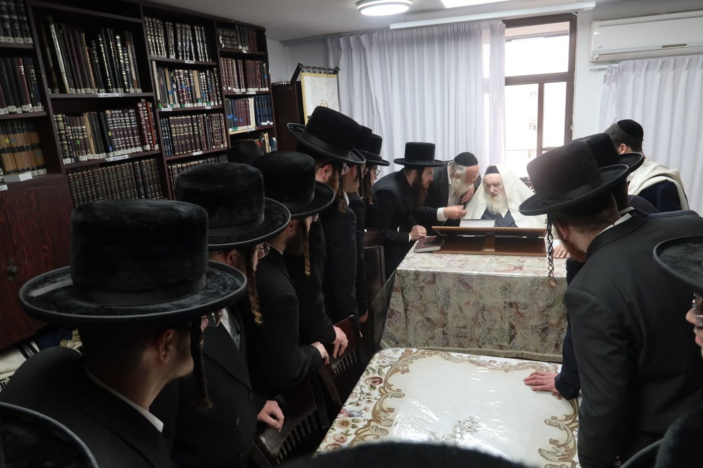 תיעוד: תלמידי ישיבת ערלוי נבחנו על הלכות שבת