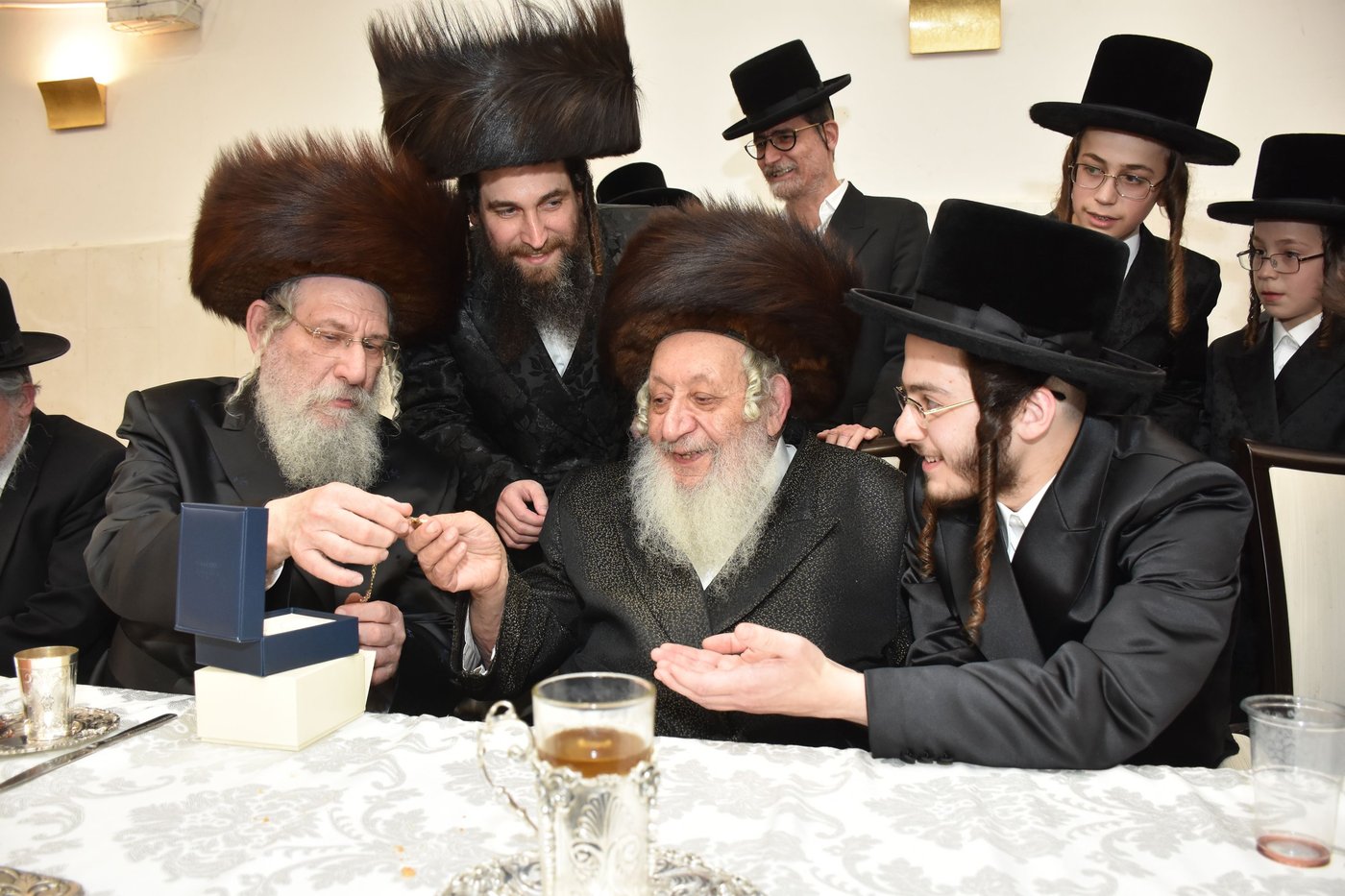 החתן הבנש"ק ענד שעון זהב שקיבל מהמחותן | תיעוד