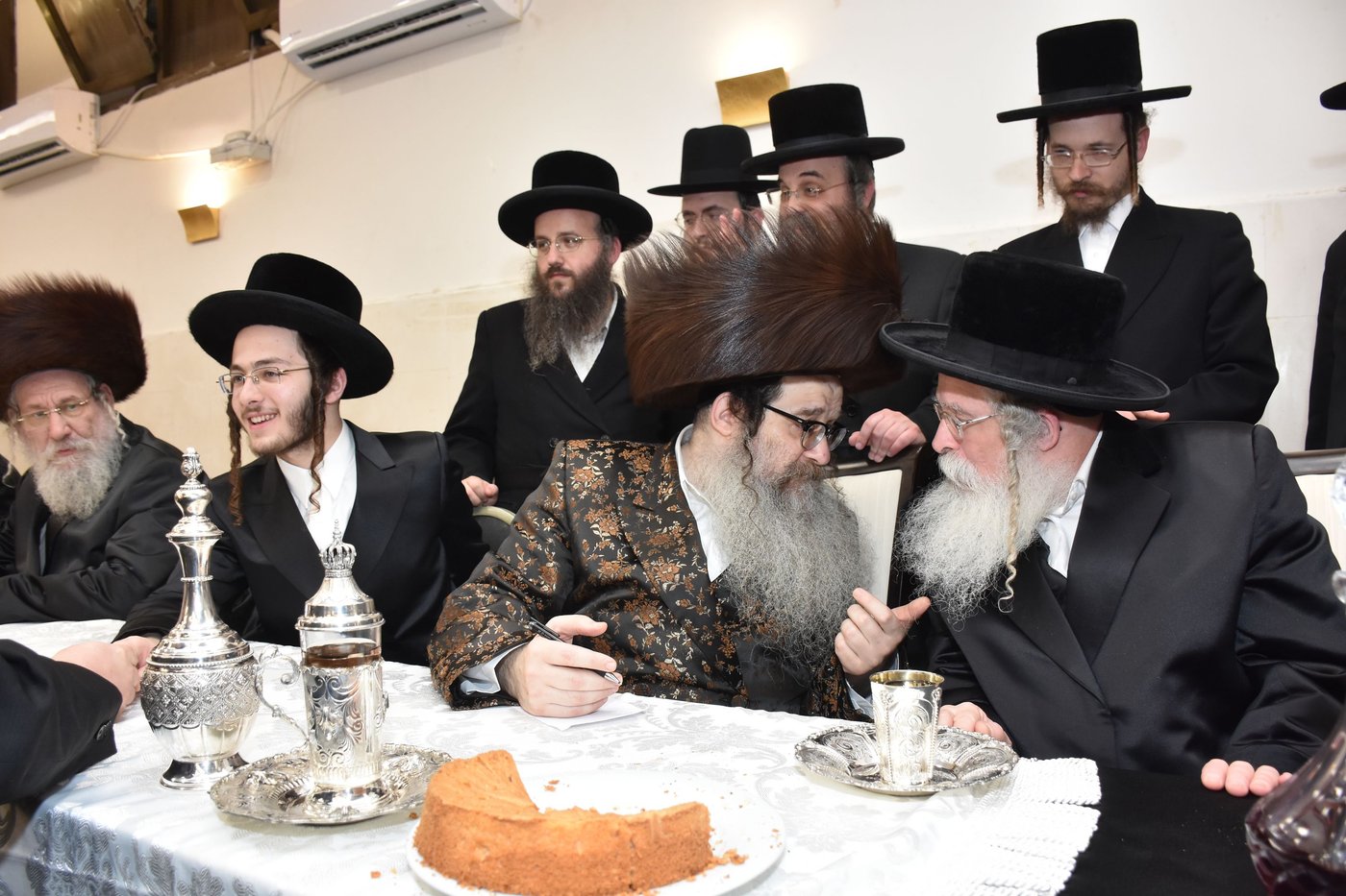 החתן הבנש"ק ענד שעון זהב שקיבל מהמחותן | תיעוד