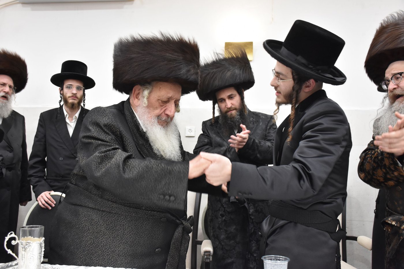 החתן הבנש"ק ענד שעון זהב שקיבל מהמחותן | תיעוד