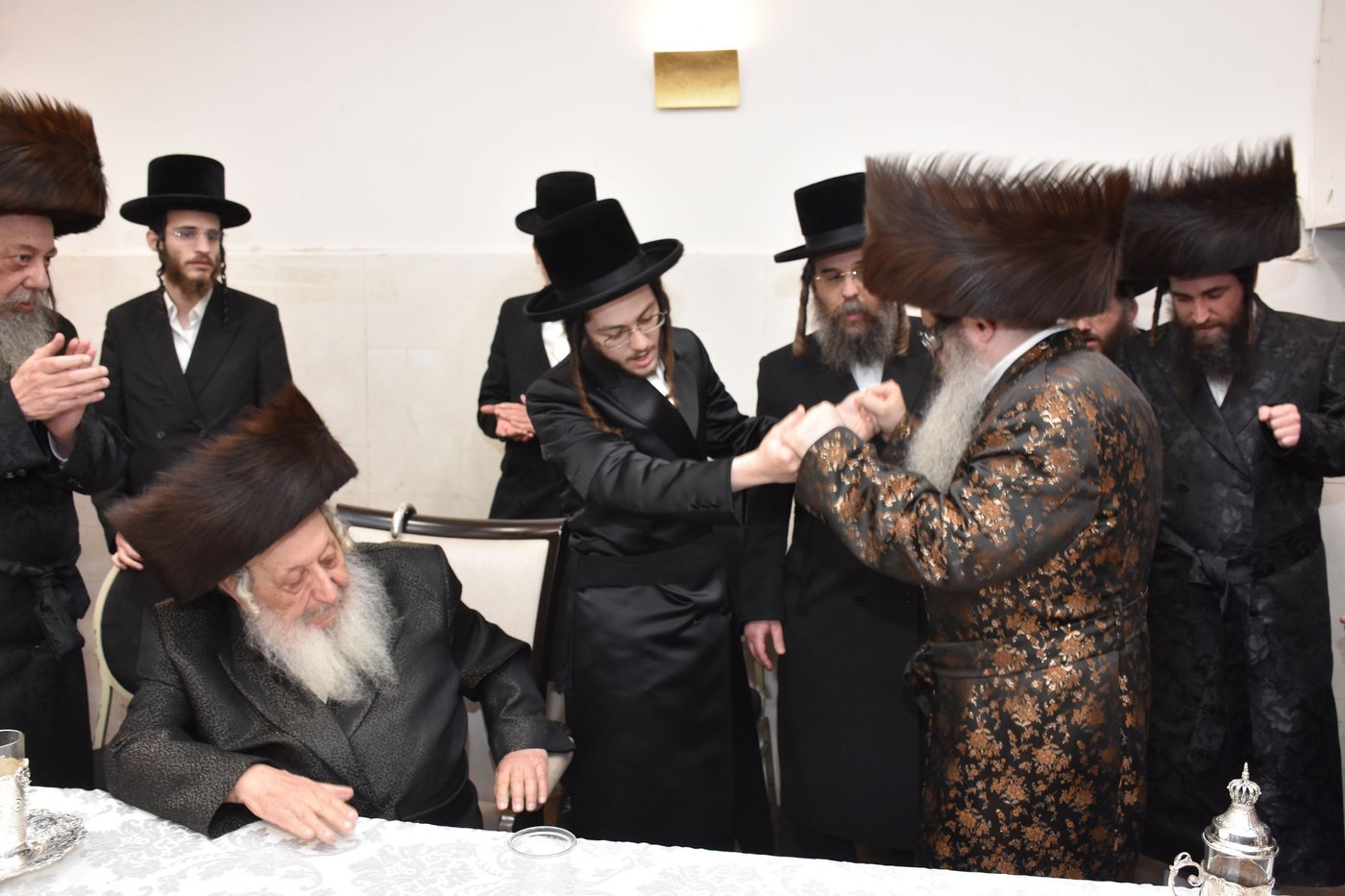החתן הבנש"ק ענד שעון זהב שקיבל מהמחותן | תיעוד