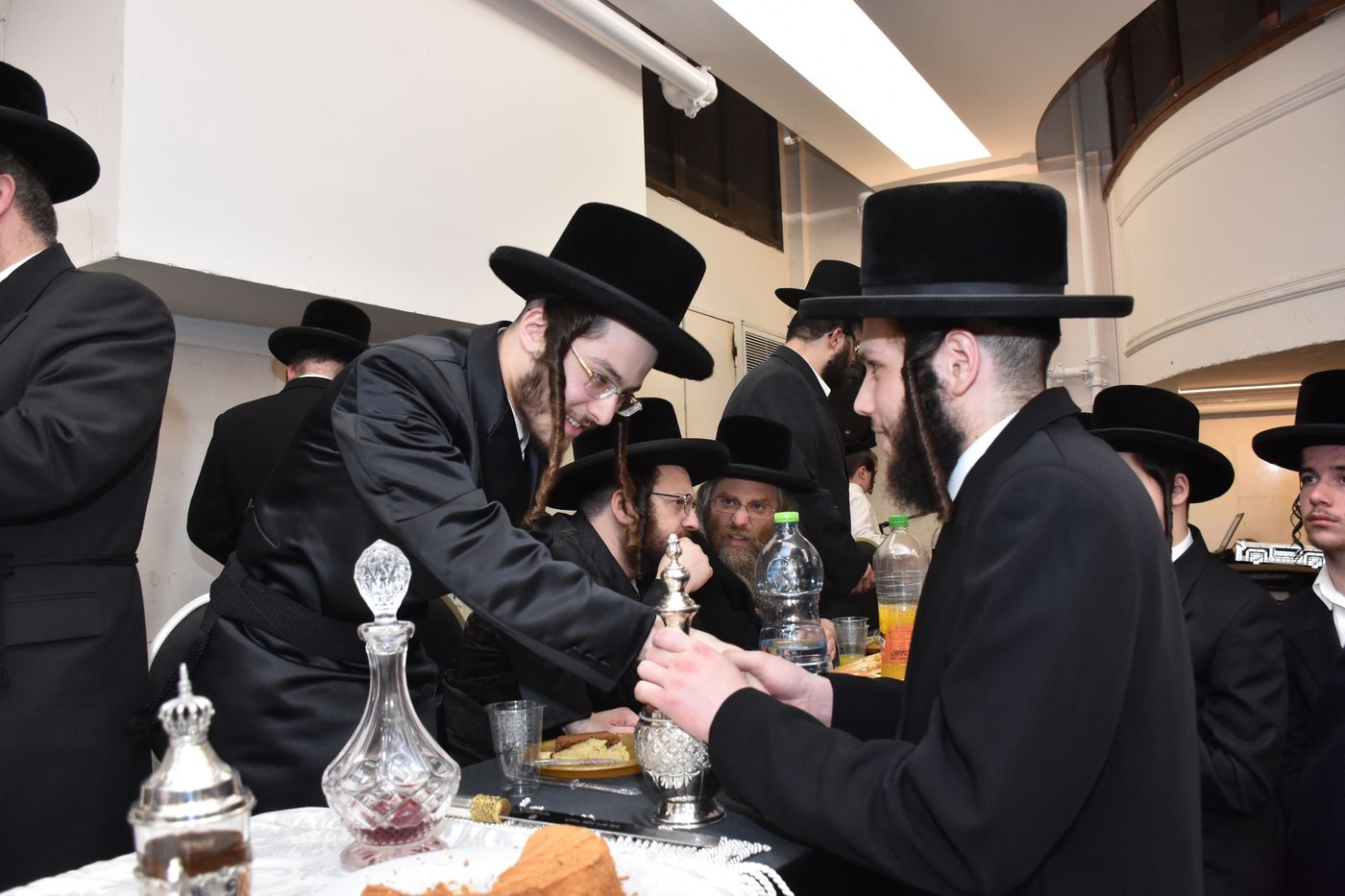 החתן הבנש"ק ענד שעון זהב שקיבל מהמחותן | תיעוד