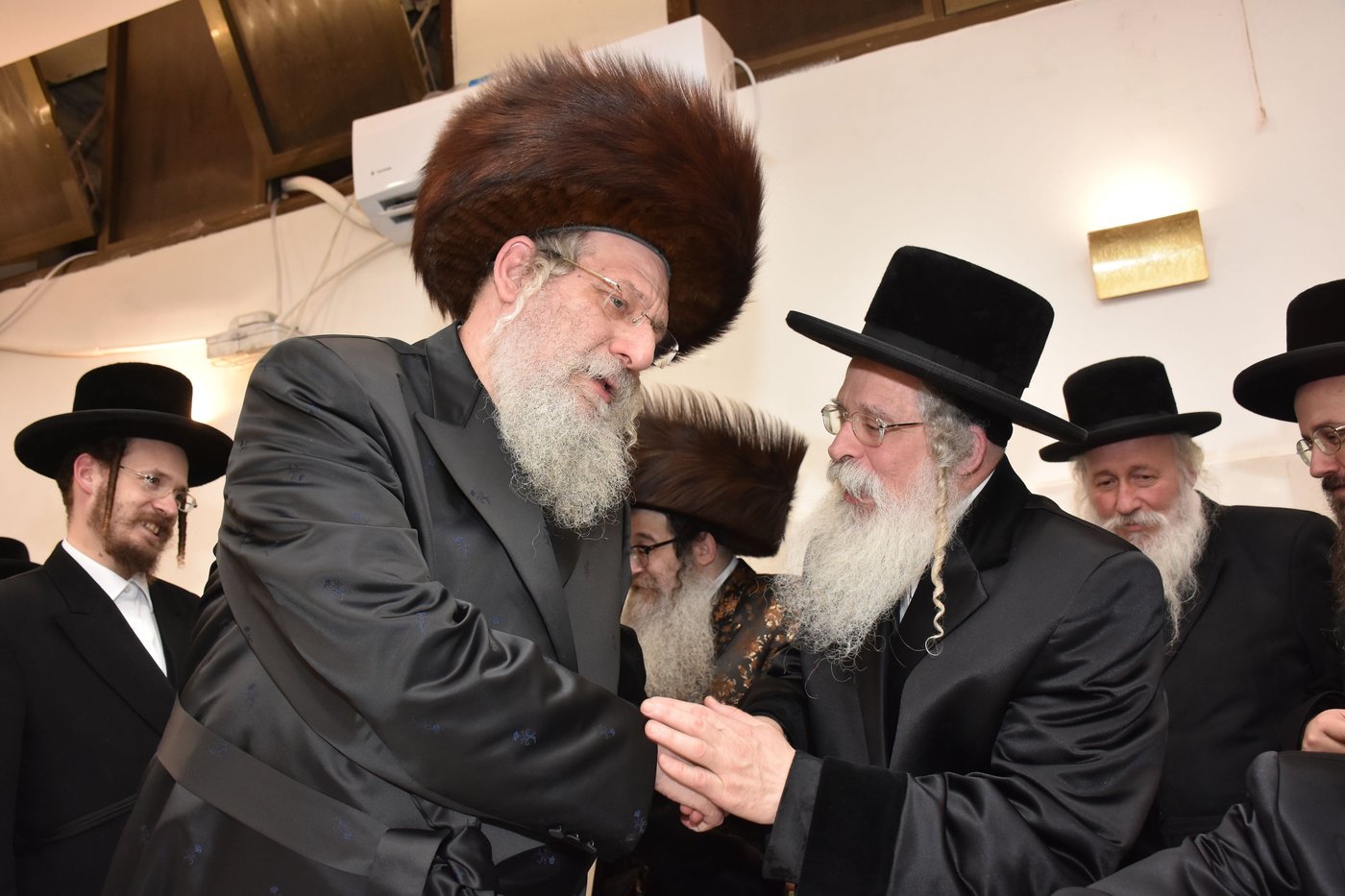 החתן הבנש"ק ענד שעון זהב שקיבל מהמחותן | תיעוד