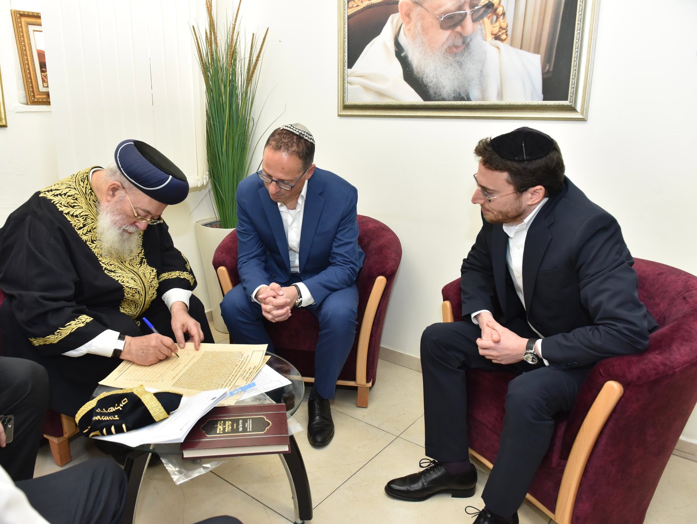 הר"ר ישראל דקלבוים מנהל המגזר חרדי בבנק, הגיעו ללשכתו של הראשון לציון יחד עם מנהל האגף הקמעונאי בבנק