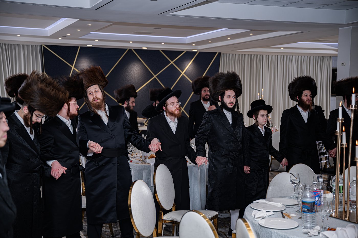 האדמו"ר מזוועהיל מאנסי בהכנסת ספר תורה לבית מדרשו