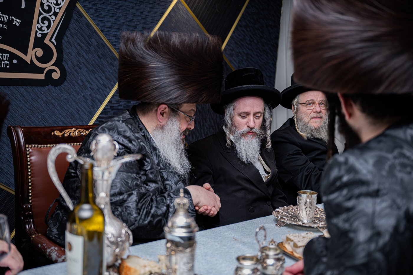 האדמו"ר מזוועהיל מאנסי בהכנסת ספר תורה לבית מדרשו