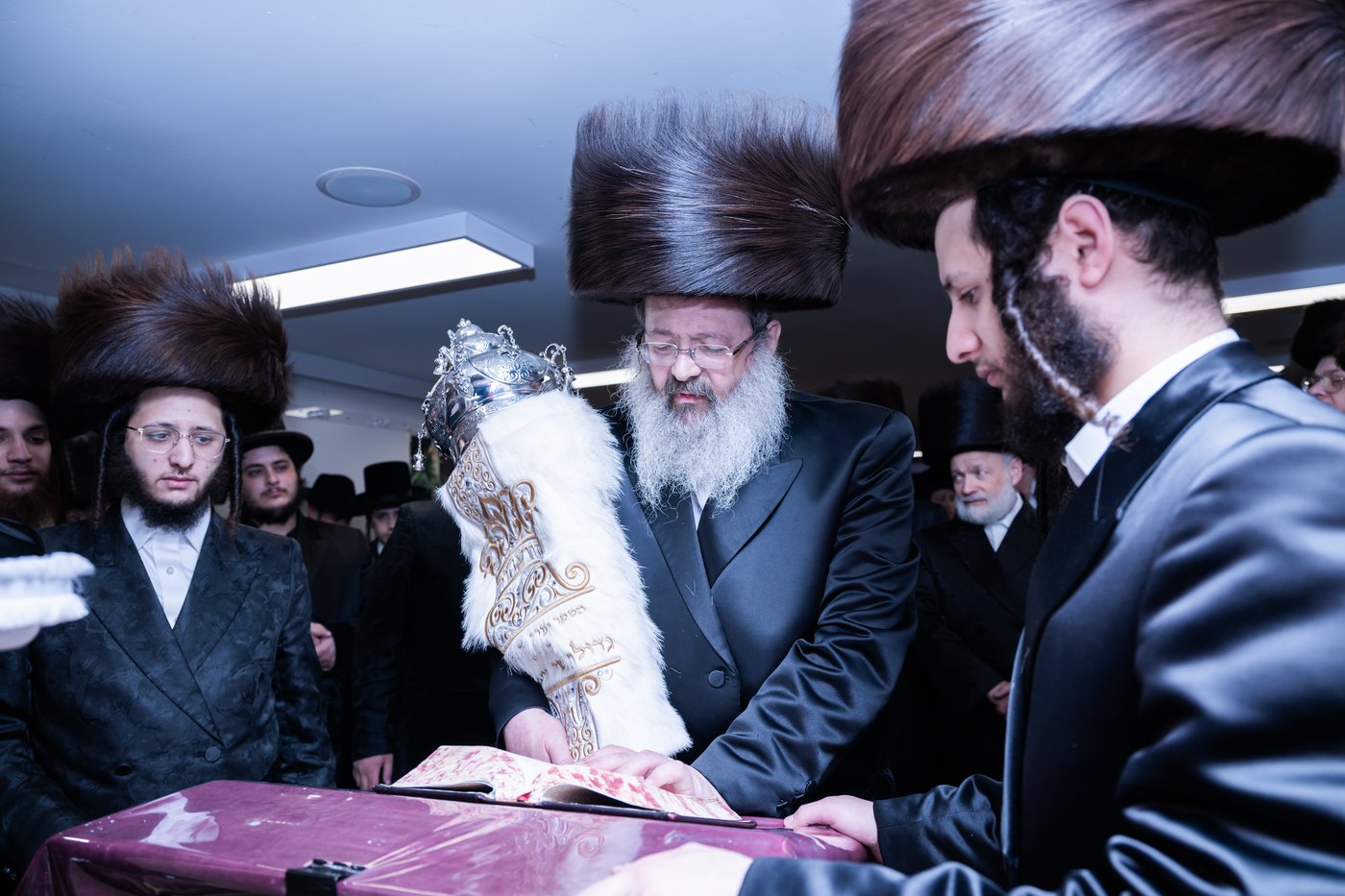 האדמו"ר מזוועהיל מאנסי בהכנסת ספר תורה לבית מדרשו