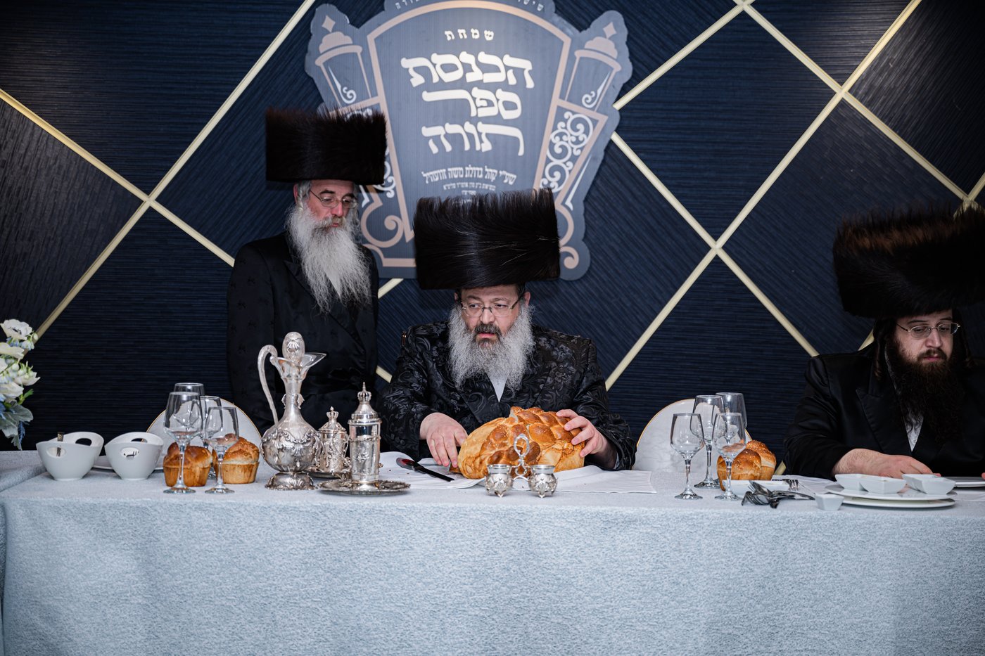 האדמו"ר מזוועהיל מאנסי בהכנסת ספר תורה לבית מדרשו