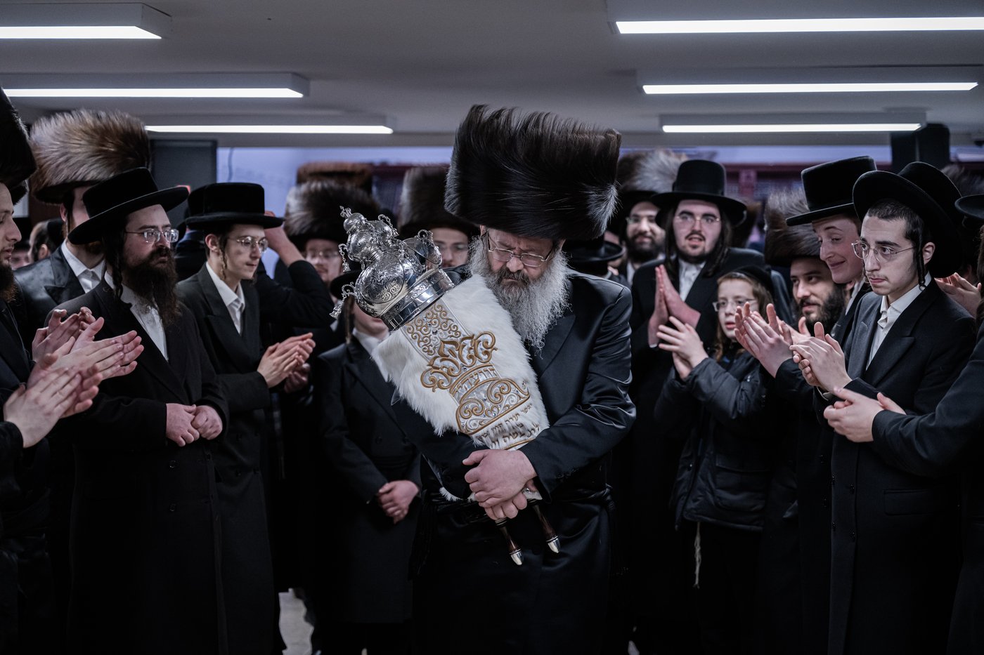 האדמו"ר מזוועהיל מאנסי בהכנסת ספר תורה לבית מדרשו
