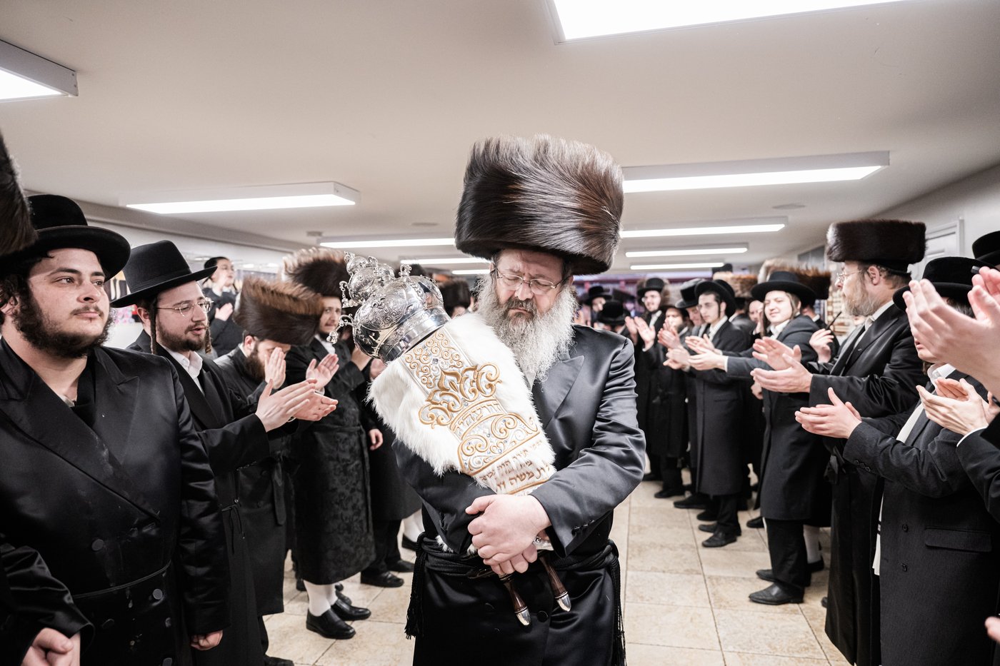 האדמו"ר מזוועהיל מאנסי בהכנסת ספר תורה לבית מדרשו
