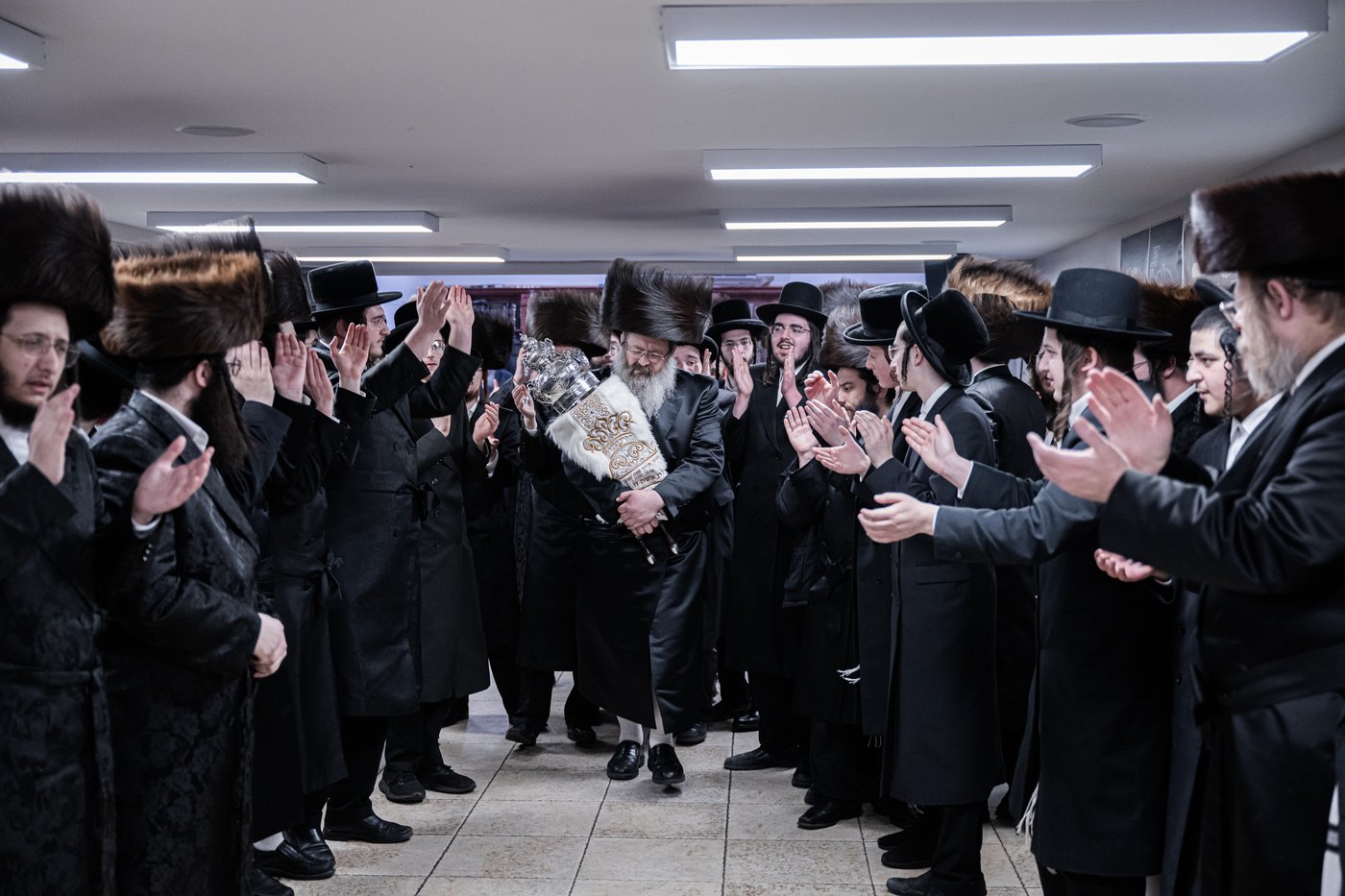 האדמו"ר מזוועהיל מאנסי בהכנסת ספר תורה לבית מדרשו