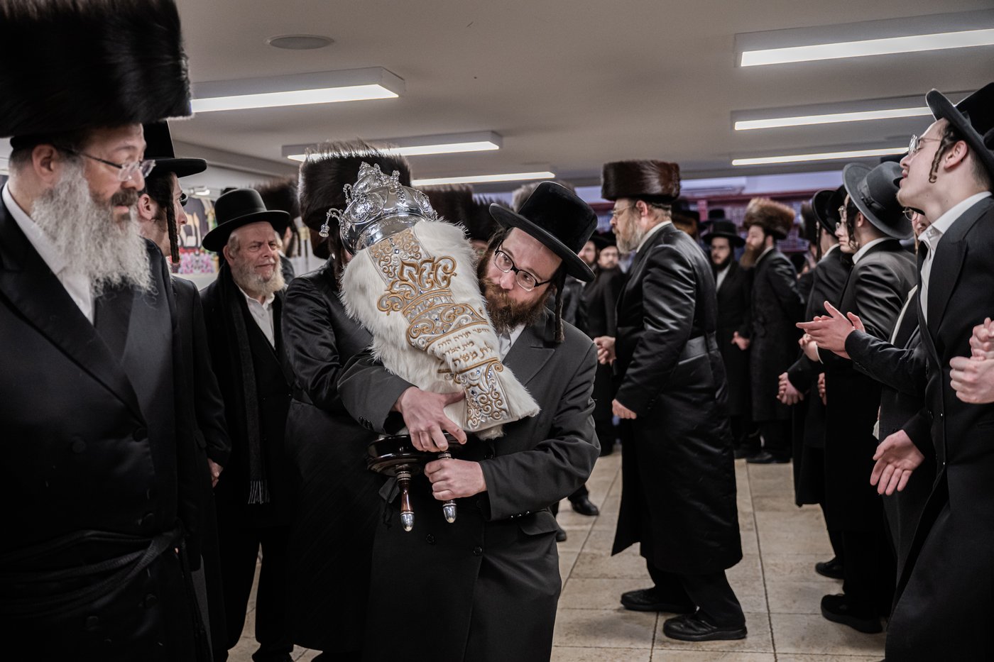 האדמו"ר מזוועהיל מאנסי בהכנסת ספר תורה לבית מדרשו