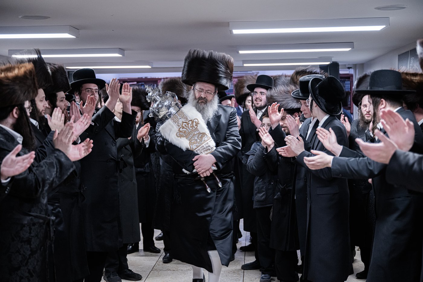 האדמו"ר מזוועהיל מאנסי בהכנסת ספר תורה לבית מדרשו