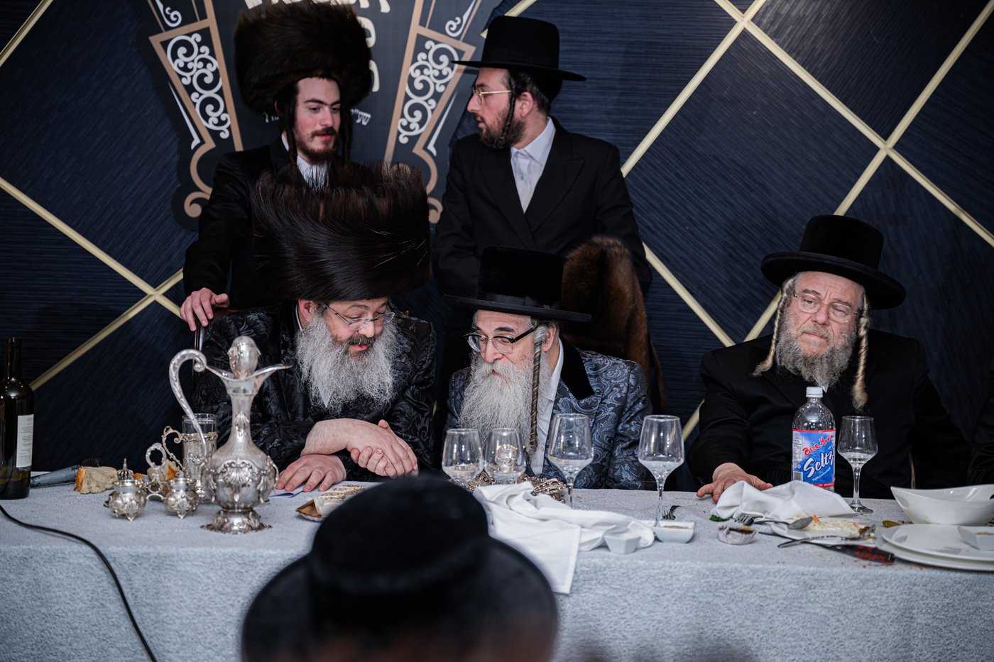 האדמו"ר מזוועהיל מאנסי בהכנסת ספר תורה לבית מדרשו