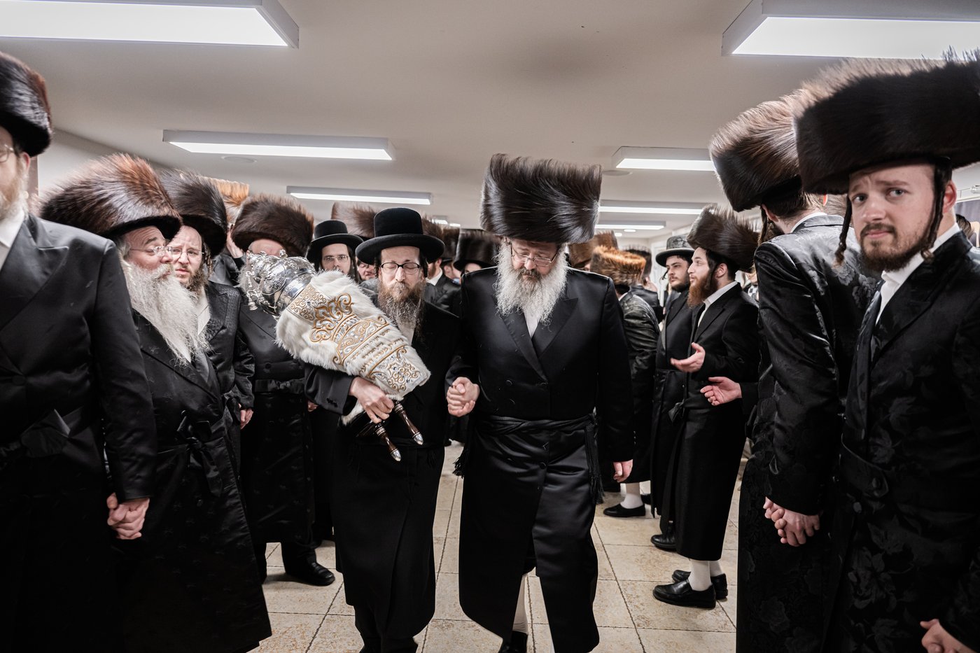 האדמו"ר מזוועהיל מאנסי בהכנסת ספר תורה לבית מדרשו