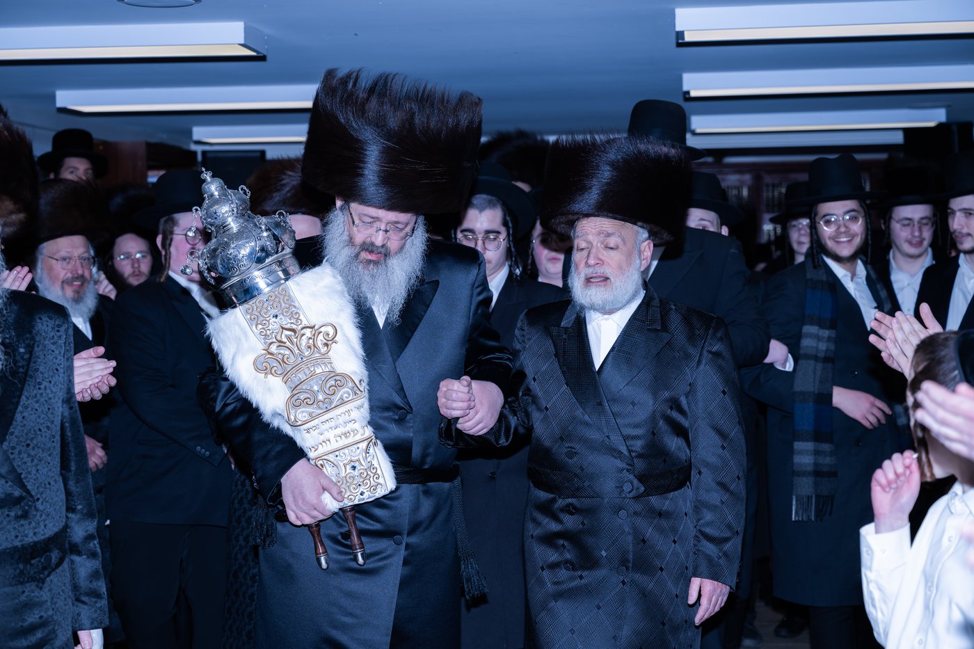 האדמו"ר מזוועהיל מאנסי בהכנסת ספר תורה לבית מדרשו