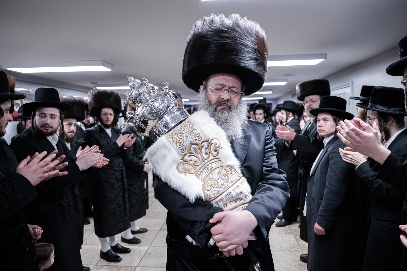 האדמו"ר מזוועהיל מאנסי בהכנסת ספר תורה לבית מדרשו