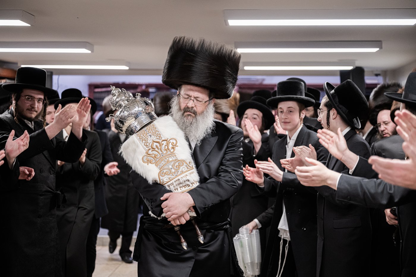 האדמו"ר מזוועהיל מאנסי בהכנסת ספר תורה לבית מדרשו