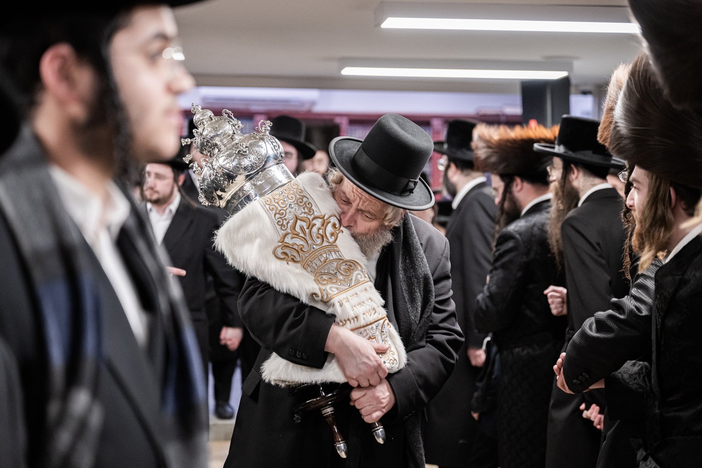 האדמו"ר מזוועהיל מאנסי בהכנסת ספר תורה לבית מדרשו