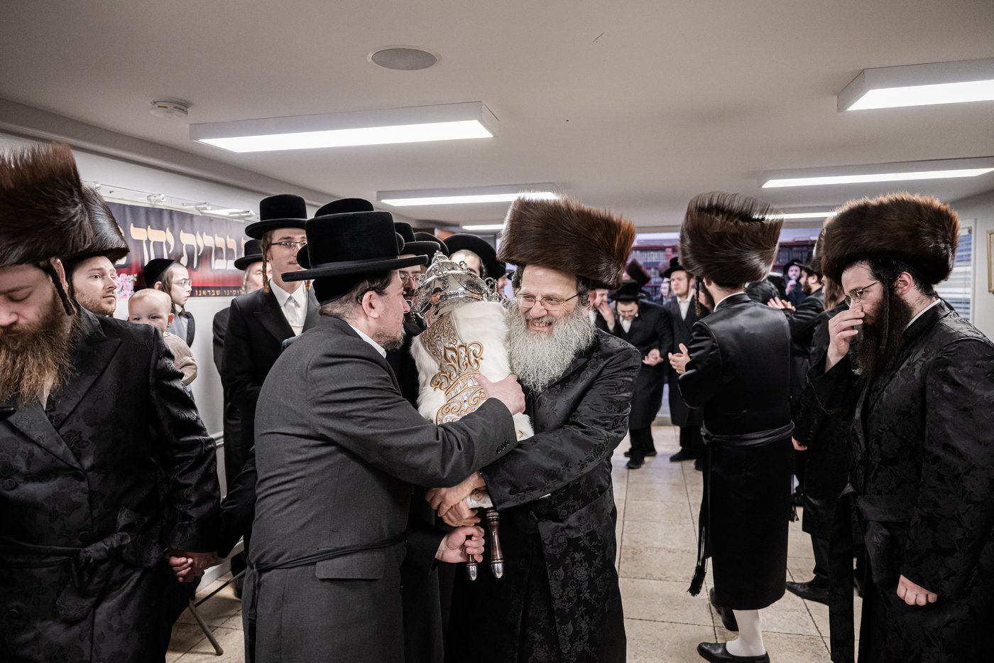 האדמו"ר מזוועהיל מאנסי בהכנסת ספר תורה לבית מדרשו