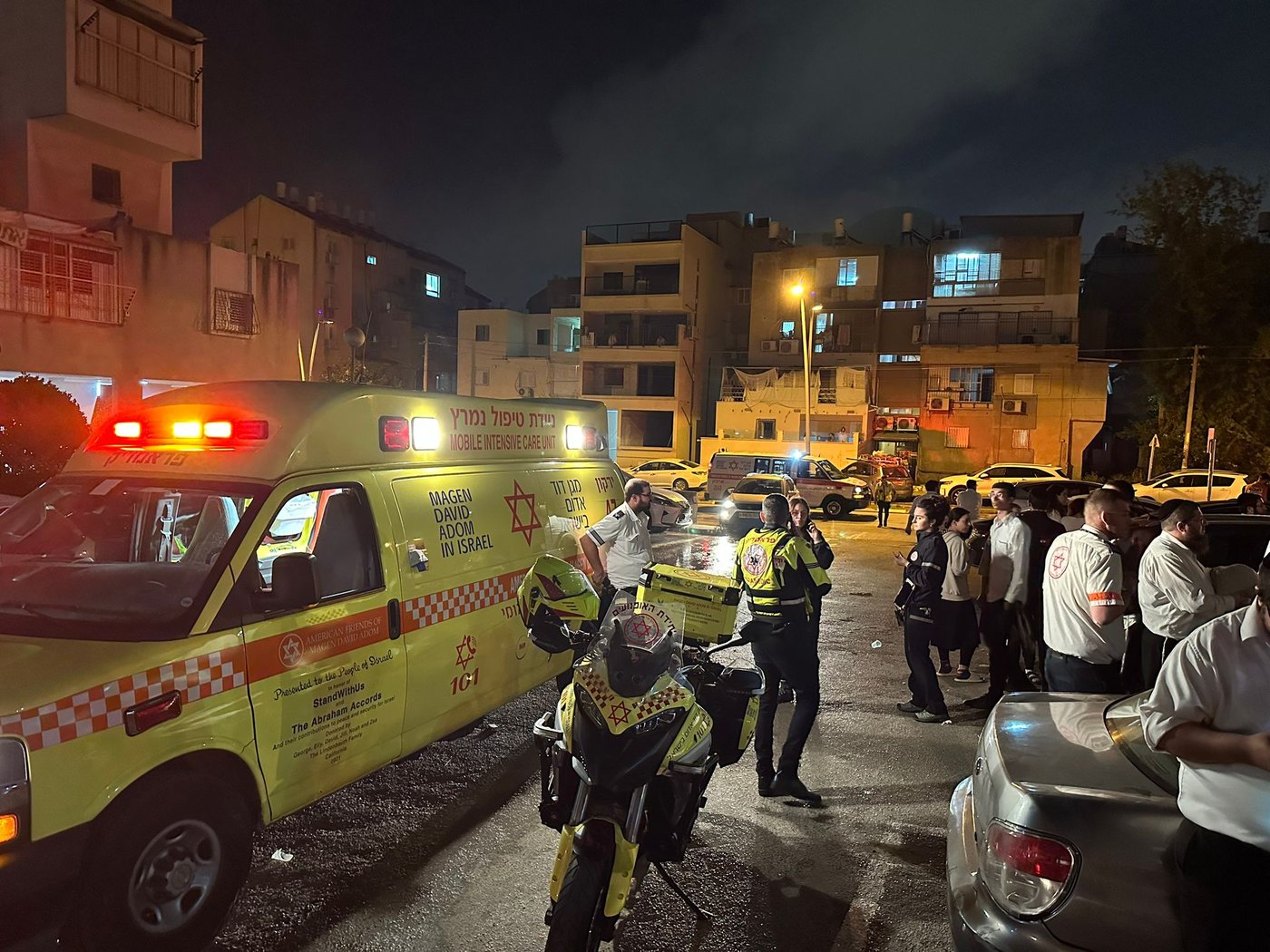 בני ברק: עשרות נפגעים פונו באישון לילה לבתי חולים בעקבות שריפה