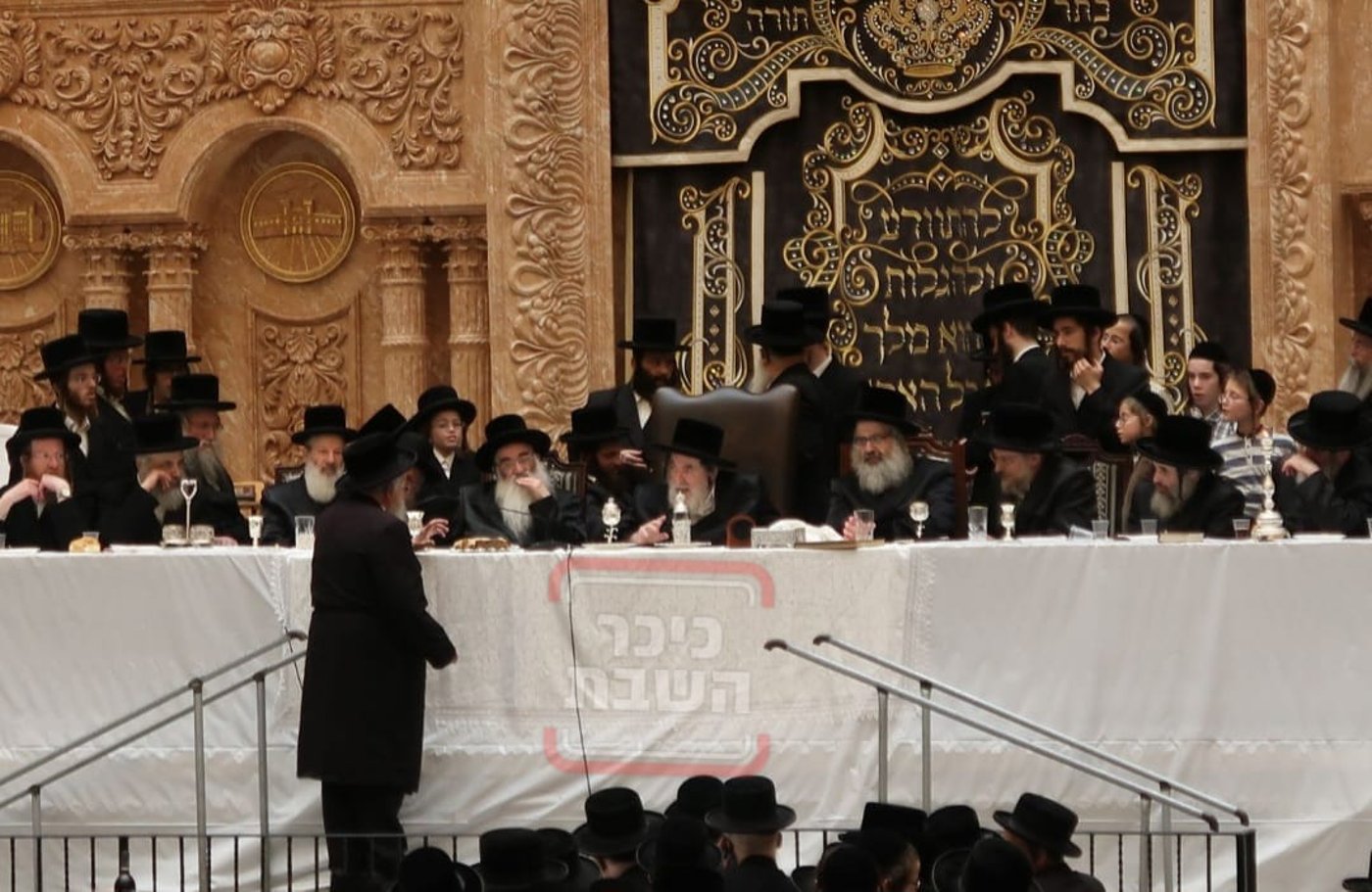 האדמו"ר מויזניץ בעריכת הטיש לרגל ט' ניסן 