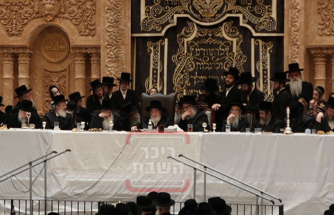 האדמו"ר מויזניץ בעריכת הטיש לרגל ט' ניסן 