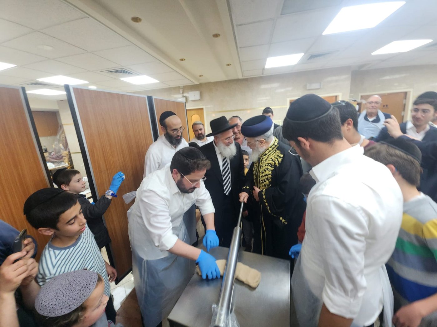 הראשון לציון באפיית מצות אצל חבר בית הדין הגדול | תיעוד