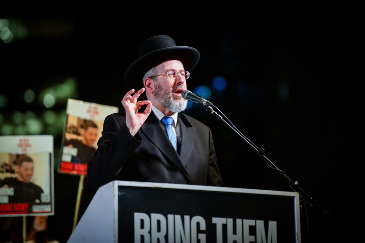 עצרת ענק בכיכר החטופים בתל אביב | הרב לאו זעק: "חובתינו לומר וְהֵבֵאתִי אֶתְכֶם אֶל הָאָרֶץ"