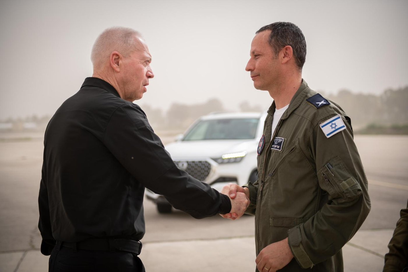 השר גלנט לטייסים שלחמו בטילים האיראנים: "יש לנו חופש פעולה"
