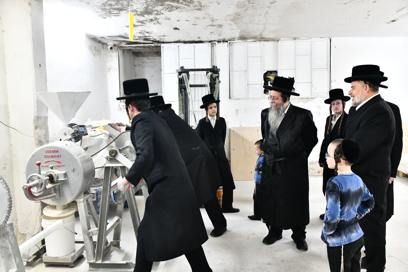 האדמו"ר משבט הלוי באפיית מצות 